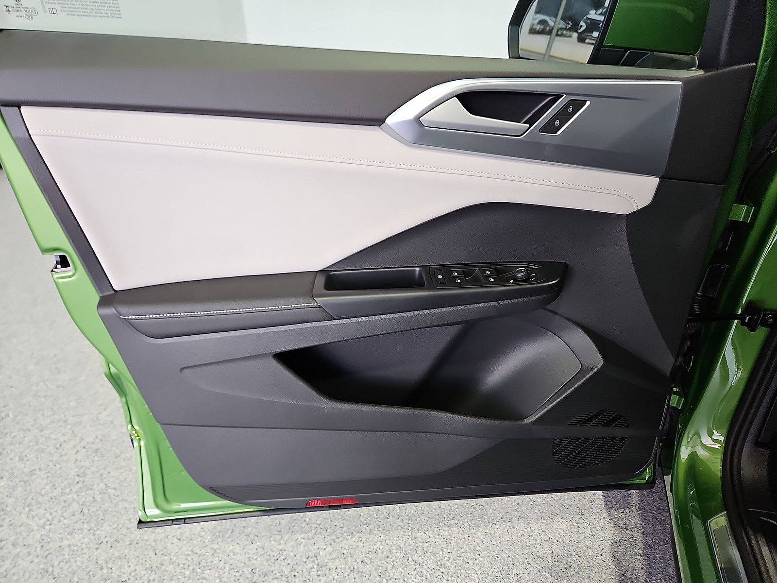 New 2027 Volkswagen Taos SE FWD image 15