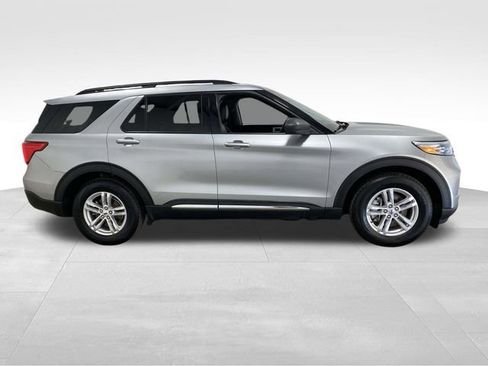 Used 2023 Ford Explorer XLT image 2