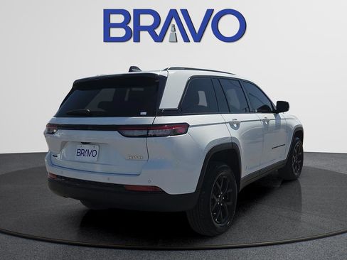 Used 2025 Jeep Grand Cherokee Altitude AWD/4WD image 4