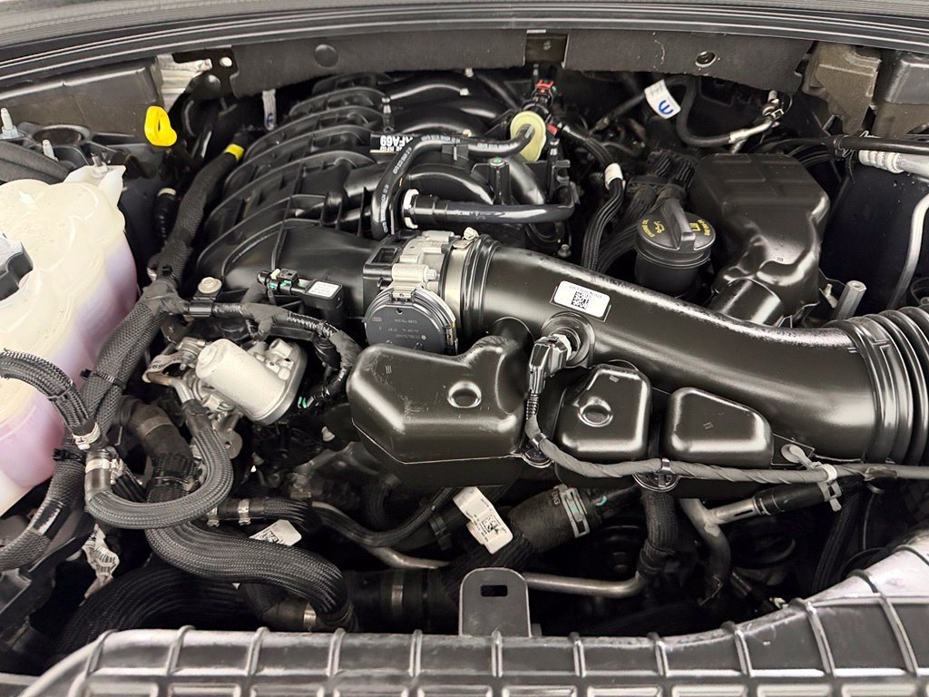 Used 2025 Jeep Grand Cherokee Limited w/ Luxury Tech Group II RWD image 23