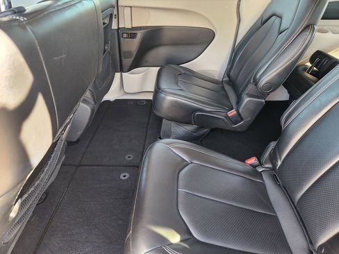 Used 2023 Chrysler Pacifica Touring-L image 30