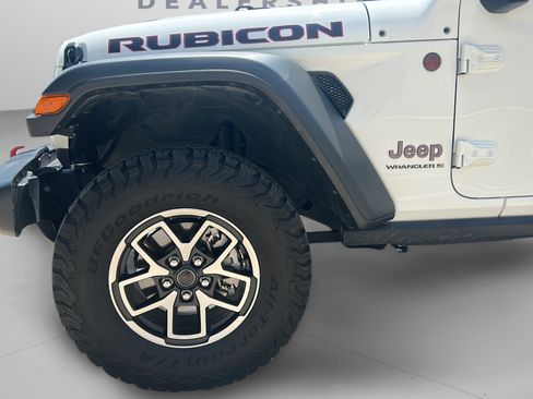 Used 2025 Jeep Wrangler Unlimited Rubicon w/ Convenience Group AWD/4WD image 34
