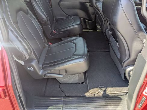 Used 2025 Chrysler Pacifica Select FWD image 18