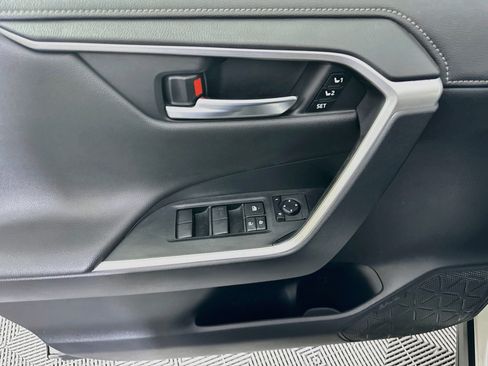 Used 2019 Toyota RAV4 Limited FWD image 15