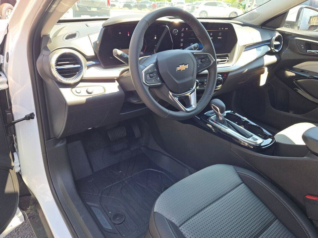 Used 2026 Chevrolet Trax LT w/ LT Convenience Package FWD image 26