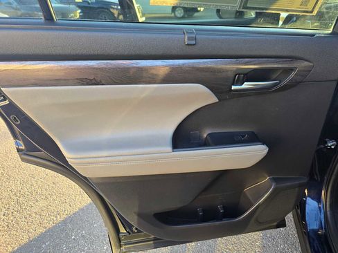 Used 2023 Toyota Highlander Platinum image 21