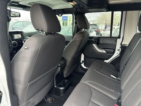 Used 2016 Jeep Wrangler Unlimited Sahara w/ Connectivity Group AWD/4WD image 19