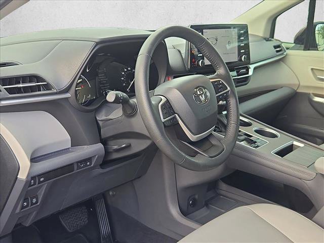 Used 2024 Toyota Sienna XLE FWD image 10
