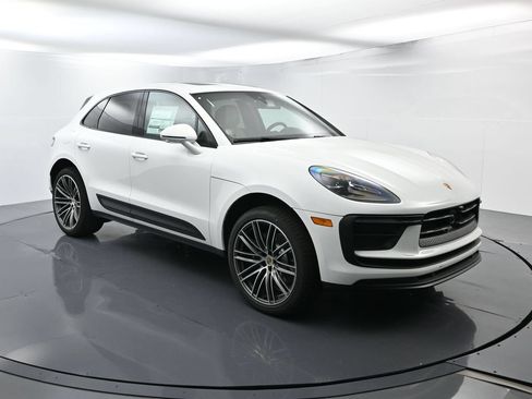 Certified 2025 Porsche Macan AWD/4WD image 17