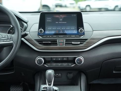 Used 2025 Nissan Altima 2.5 SV FWD image 29