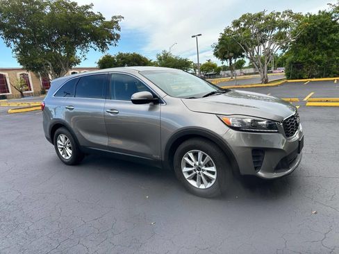 Used 2019 Kia Sorento AWD V6 image 3