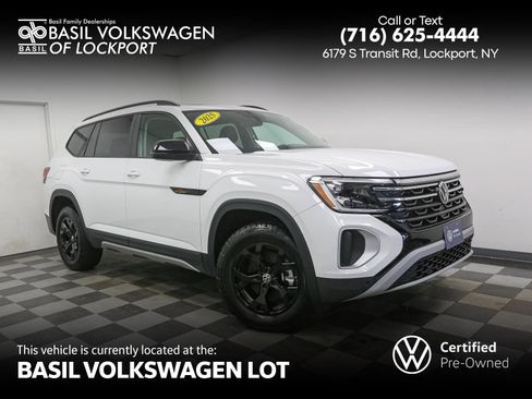 Certified 2025 Volkswagen Atlas Peak Edition SE image 1