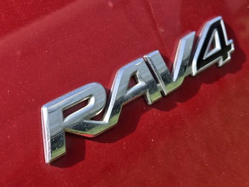 Used 2017 Toyota RAV4 LE FWD image 10