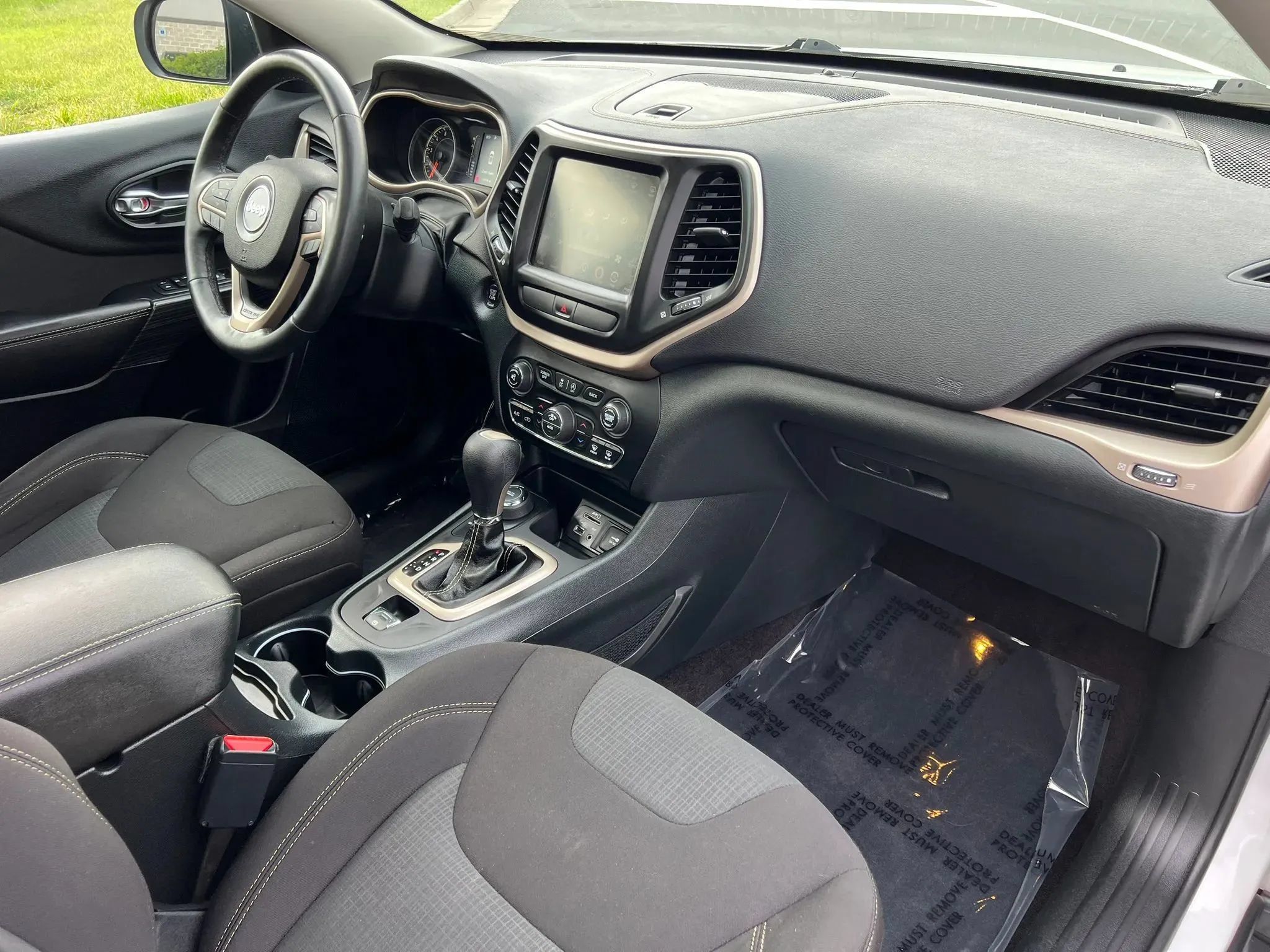 Used 2016 Jeep Cherokee Latitude w/ Comfort/Convenience Group AWD/4WD image 17