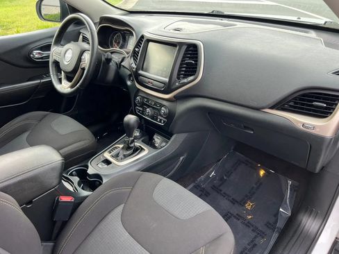 Used 2016 Jeep Cherokee Latitude w/ Comfort/Convenience Group AWD/4WD image 17