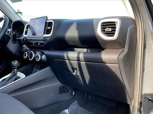 Used 2024 Hyundai Venue Limited FWD image 13