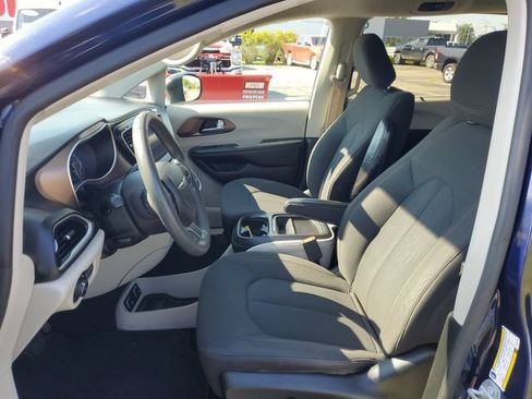 Used 2017 Chrysler Pacifica Touring Plus w/ Tire & Wheel Group FWD image 13