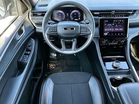 Used 2024 Jeep Grand Cherokee Altitude image 21