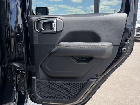 Used 2023 Jeep Gladiator Overland AWD/4WD image 16