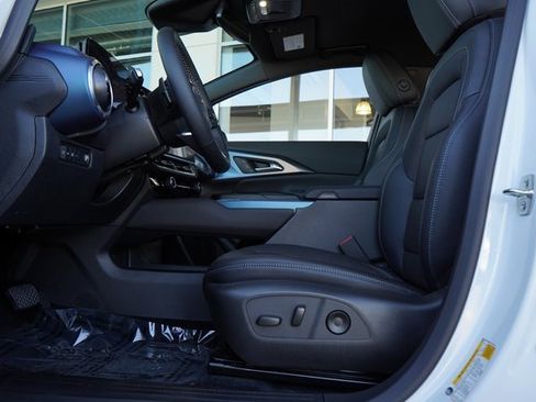 New 2025 Chevrolet Equinox EV LT image 23