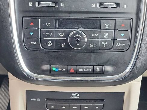 Used 2016 Chrysler Town & Country Limited Platinum FWD image 17