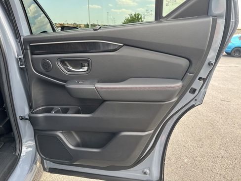 Certified 2025 Honda Pilot Black Edition image 41