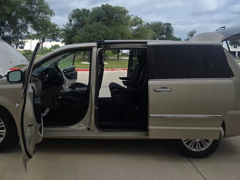 Used 2016 Chrysler Town & Country Limited FWD image 16