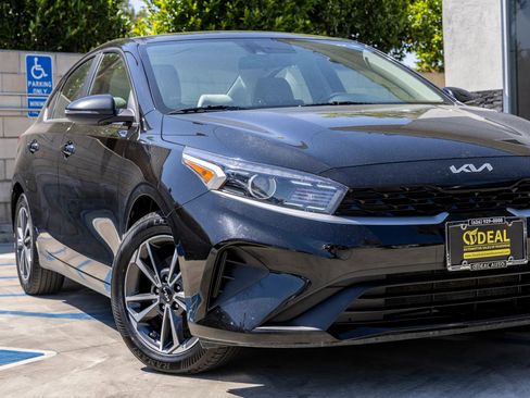 Used 2023 Kia Forte LXS w/ LXS Technology Package FWD image 3