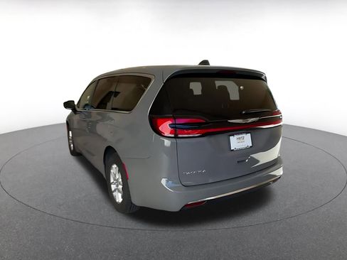 Used 2025 Chrysler Pacifica Select image 11
