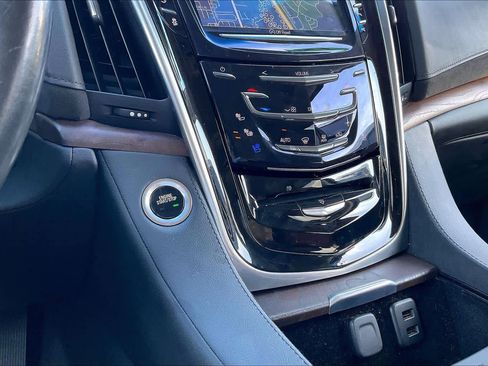 Used 2019 Cadillac Escalade ESV Premium Luxury image 32