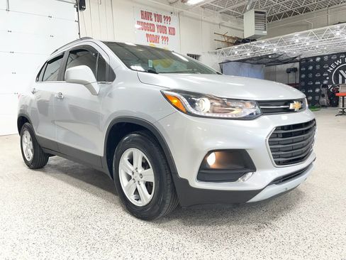 Used 2017 Chevrolet Trax LT w/ LT Convenience Package FWD image 1