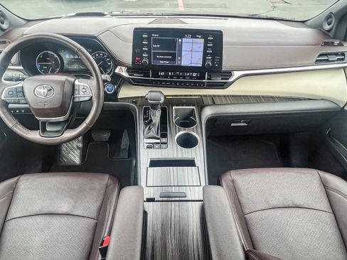 Used 2024 Toyota Sienna Platinum image 11