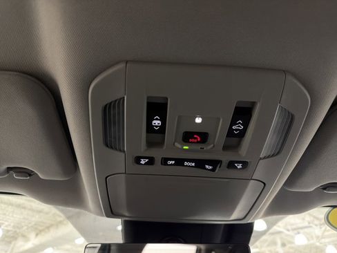 Used 2024 Toyota Highlander Platinum AWD/4WD image 35