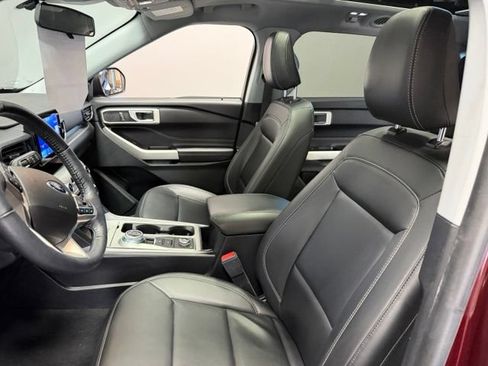 Used 2022 Ford Explorer XLT w/ Equipment Group 202A AWD/4WD image 16