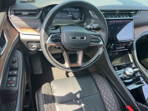 Used 2025 Jeep Grand Cherokee Summit AWD/4WD image 45