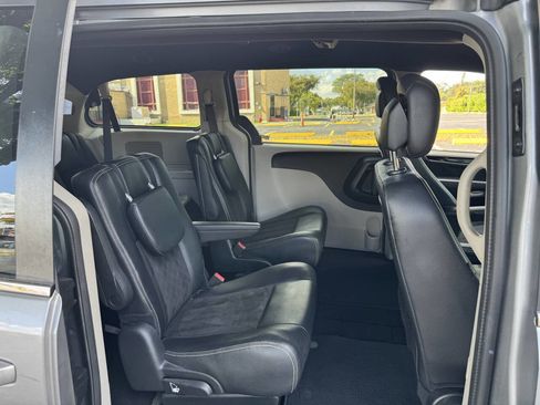 Used 2019 Dodge Grand Caravan SXT image 8