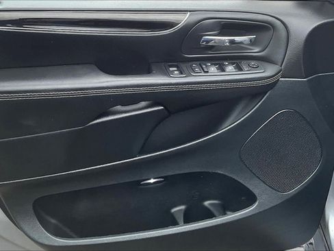 Used 2018 Dodge Grand Caravan SE FWD image 18
