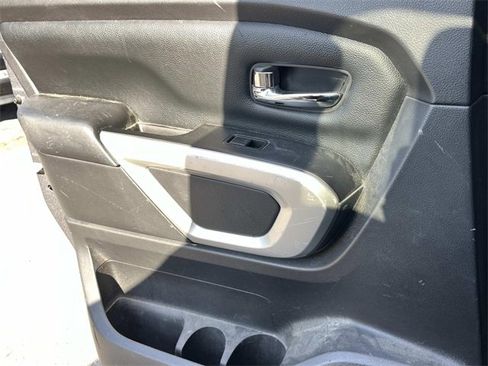 Used 2019 Nissan Titan SV w/ SV Convenience Package image 18