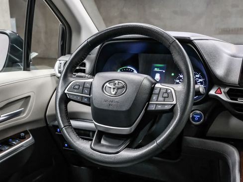 Used 2023 Toyota Sienna XLE FWD image 18