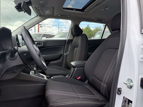 Used 2025 Hyundai Venue SEL FWD image 12
