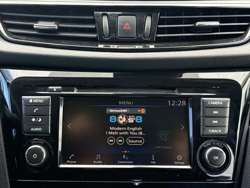 Used 2022 Nissan Rogue Sport SV w/ Technology Package image 9