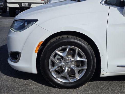Used 2018 Chrysler Pacifica Limited image 8