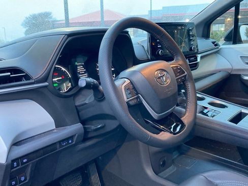 Certified 2022 Toyota Sienna XSE image 9