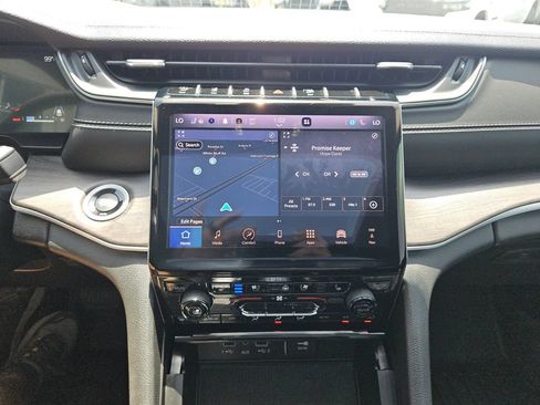 Used 2024 Jeep Grand Cherokee Limited w/ Luxury Tech Group II AWD/4WD image 18