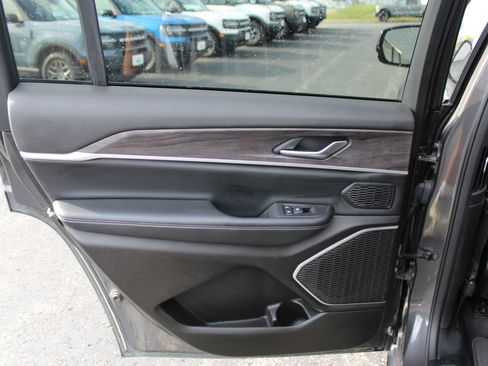 Used 2022 Jeep Grand Cherokee L Limited w/ MOPAR Finishing Package AWD/4WD image 18