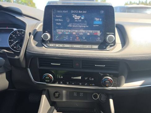 Used 2025 Nissan Rogue SV FWD image 12