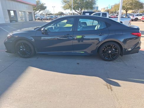 Used 2025 Toyota Camry SE w/ Convenience Package image 3