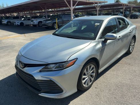 Used 2022 Toyota Camry LE image 4