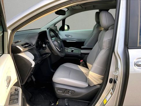 Used 2025 Toyota Sienna XLE FWD image 24