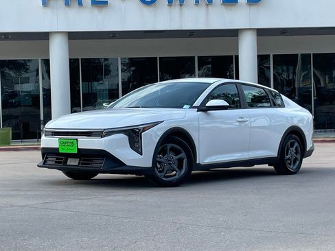 Used 2025 Kia K4 LXS image 1